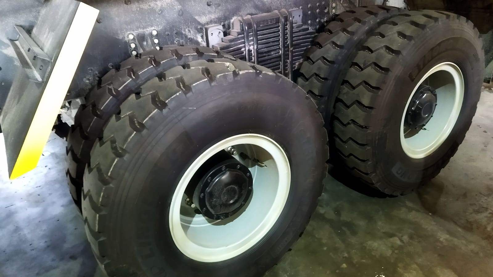 SX3255PT4 dump truck strengthened suspension