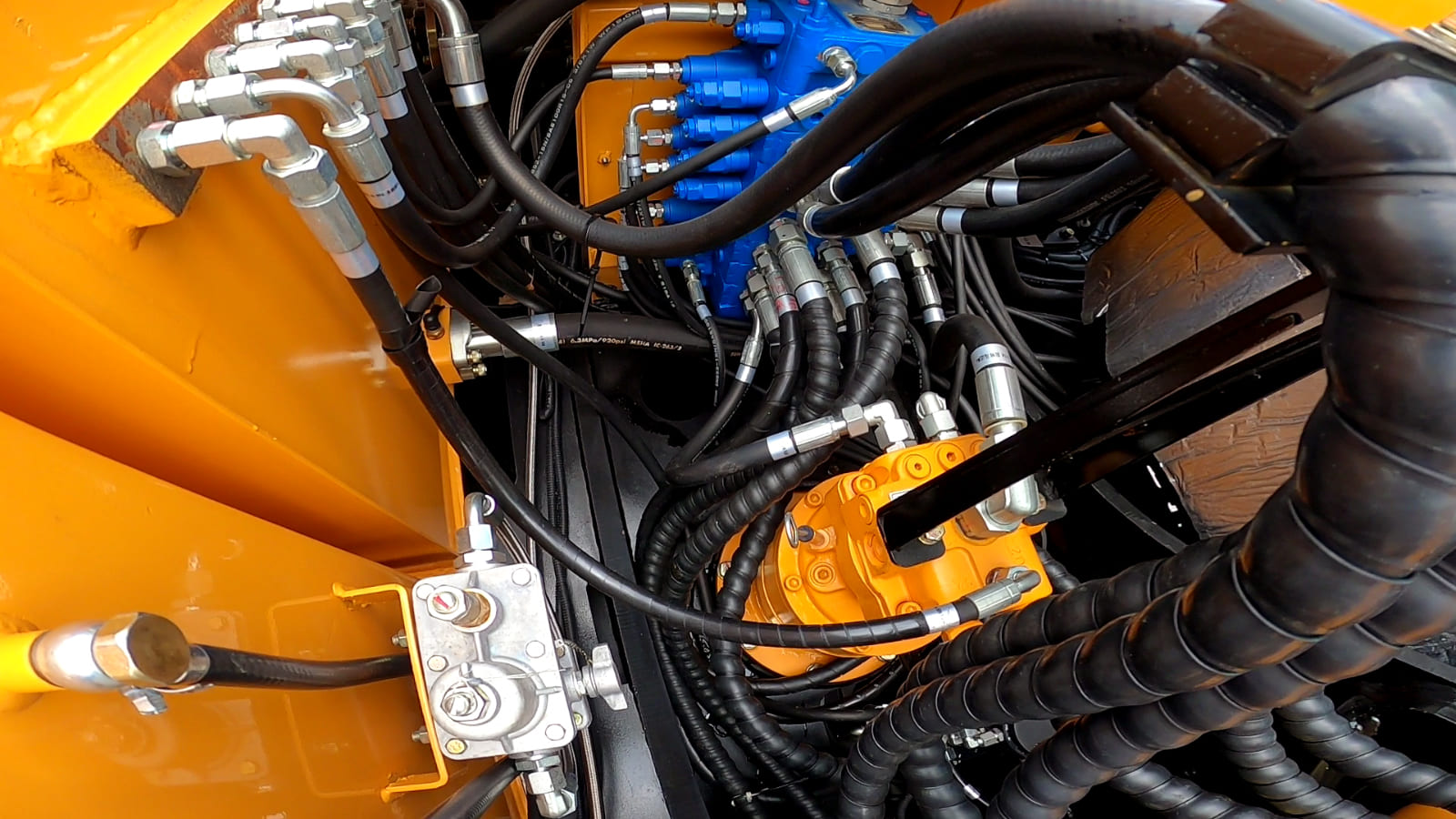 JGM912LN wheel excavator fully optimized pipes layout