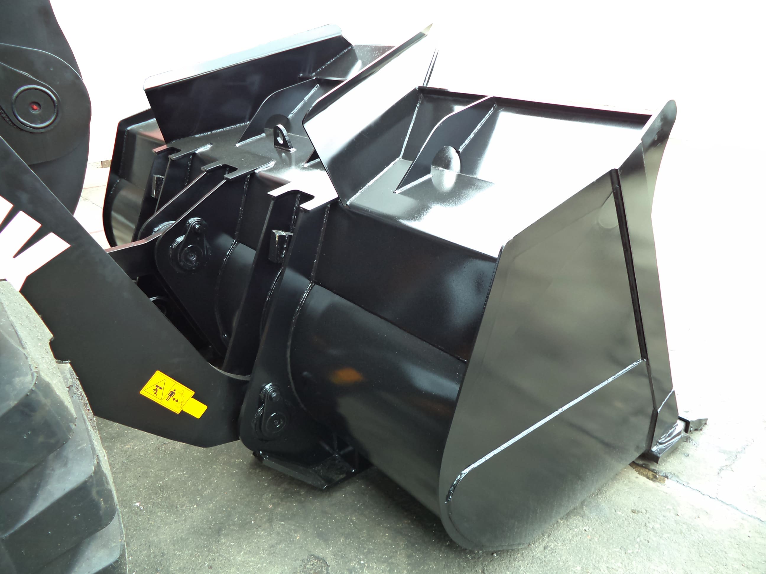 JGM767K wheel loader heightened rear plate bucket design